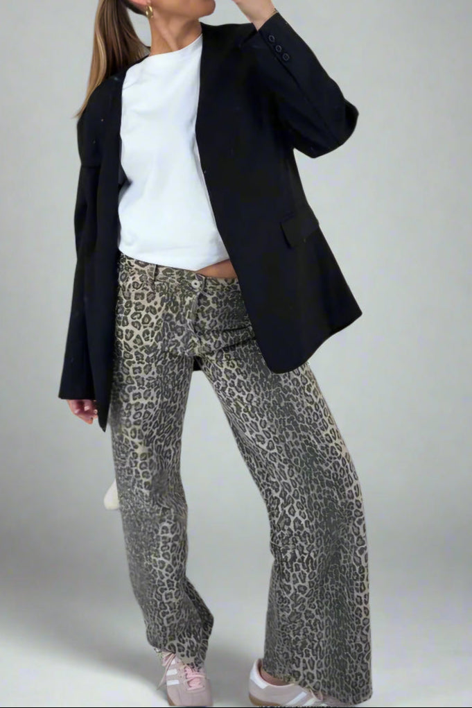 EL DENIM CON ESTAMPADO DE LEO